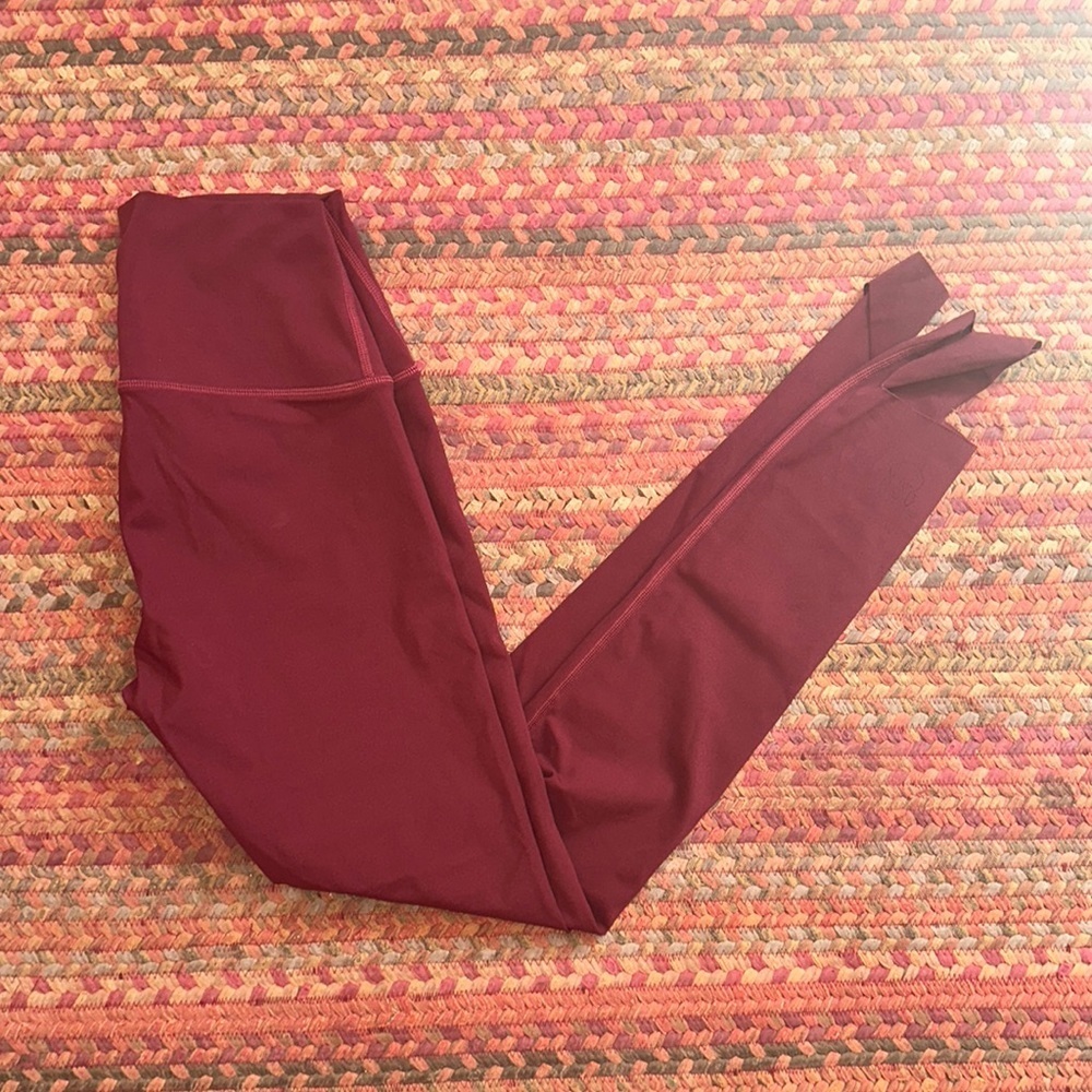 KADYLUXE MAROON BARRE STIRRUP LEGGINGS